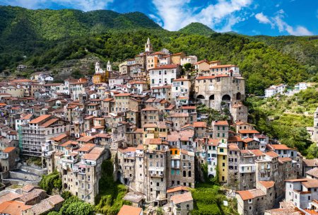 Foto de Vista aérea del pueblo de Ceriana en la provincia de Imperia, Liguria, Italia - Imagen libre de derechos