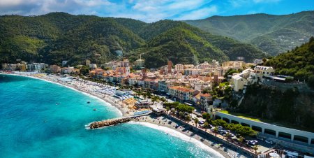 Vista aérea de Noli en la Riviera Italiana en la provincia de Savona, Liguria, Italia
