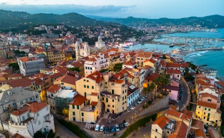 Téléchargez les photos : Vue aérienne de Porto Maurizio sur la Riviera italienne dans la province d'Imperia, Ligurie, Italie - en image libre de droit