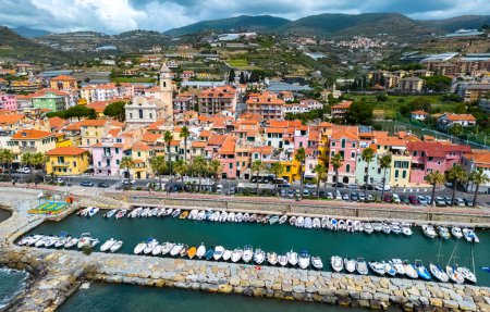 Foto de Vista aérea de Riva Ligure en la Riviera italiana en la provincia de Imperia, Liguria, Italia. - Imagen libre de derechos
