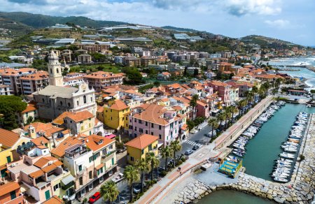 Foto de Vista aérea de Riva Ligure en la Riviera italiana en la provincia de Imperia, Liguria, Italia. - Imagen libre de derechos