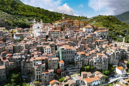 Téléchargez les photos : Vue aérienne du village de Ceriana dans la province d'Imperia, Ligurie, Italie - en image libre de droit