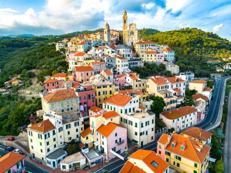 Foto de Vista aérea del pueblo de Cervo en la Riviera italiana en la provincia de Imperia, Liguria, Italia - Imagen libre de derechos