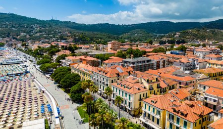 Foto de DIANO MARINA, ITA - 2 AGO 2023: Vista aérea del pueblo de Diano Marina en la Riviera Italiana en la provincia de Imperia, Liguria, Italia - Imagen libre de derechos