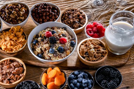 Foto de Composición con diferentes tipos de productos de cereales para el desayuno y frutas frescas - Imagen libre de derechos
