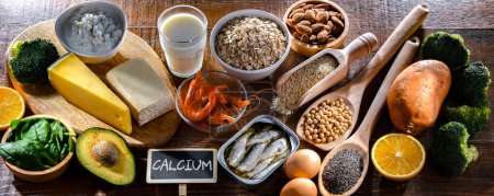 Téléchargez les photos : Composition avec des produits alimentaires riches en calcium. - en image libre de droit