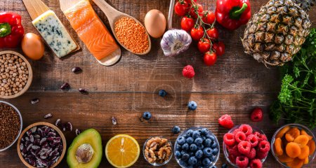 Foto de Composición con productos alimenticios, ingredientes de una dieta saludable que mantiene o mejora el estado general de salud - Imagen libre de derechos