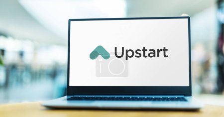 Foto de POZNAN, POL - OCT 13, 2021: Computadora portátil que muestra el logotipo de Upstart, una plataforma de préstamos de IA que se asocia con bancos y cooperativas de crédito para proporcionar préstamos al consumidor - Imagen libre de derechos