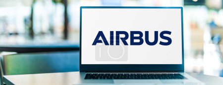 Téléchargez les photos : POZNAN, POL - 28 JUIN 2022 : Ordinateur portable affichant le logo d'Airbus, une multinationale aérospatiale européenne - en image libre de droit