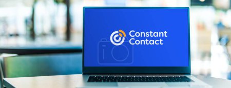 Foto de POZNAN, POL - 6 ENE 2021: Computadora portátil que muestra el logotipo de Constant Contact, una empresa de marketing en línea con sede en Waltham, Massachusetts - Imagen libre de derechos