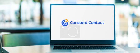 Foto de POZNAN, POL - 6 ENE 2021: Computadora portátil que muestra el logotipo de Constant Contact, una empresa de marketing en línea con sede en Waltham, Massachusetts - Imagen libre de derechos