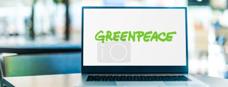 Foto de POZNAN, POL - 6 ENE 2021: Computadora portátil que muestra el logotipo de Greenpeace, una organización ambiental no gubernamental con sede en Ámsterdam, Países Bajos - Imagen libre de derechos