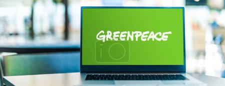 Foto de POZNAN, POL - 6 ENE 2021: Computadora portátil que muestra el logotipo de Greenpeace, una organización ambiental no gubernamental con sede en Ámsterdam, Países Bajos - Imagen libre de derechos