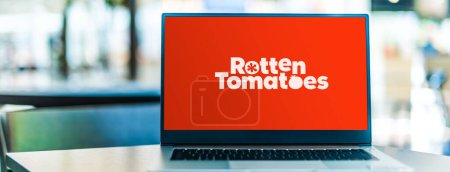 Téléchargez les photos : POZNAN, POL - JAN 6, 2021 : Ordinateur portable affichant le logo de Rotten Tomatoes, un site de critique-agrégation américain pour le cinéma et la télévision - en image libre de droit