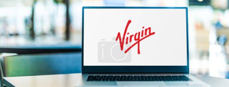 Foto de POZNAN, POL - 6 ENE 2021: Computadora portátil con el logotipo de Virgin Group, un conglomerado multinacional británico de capital riesgo - Imagen libre de derechos