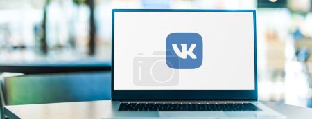 Foto de POZNAN, POL - 6 ENE 2021: Computadora portátil que muestra el logotipo de VK, un servicio ruso de redes sociales y redes sociales en línea con sede en San Petersburgo - Imagen libre de derechos
