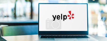 Téléchargez les photos : POZNAN, POL - JAN 6, 2021 : Ordinateur portable affichant le logo de Yelp, une société ouverte américaine basée à San Francisco, Californie - en image libre de droit