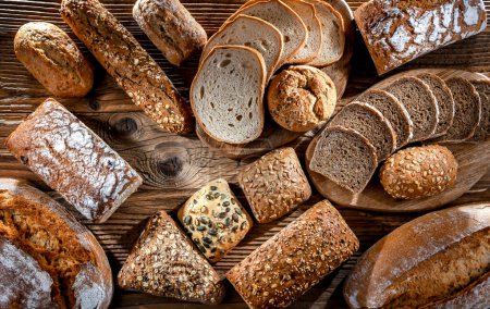 Foto de Productos de panadería variados, incluidos panes y panecillos - Imagen libre de derechos