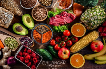Téléchargez les photos : Une variété de produits alimentaires représentant une alimentation équilibrée - en image libre de droit