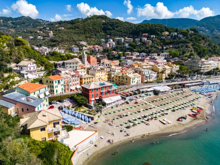 Foto de Vista aérea de Moneglia, un complejo turístico en la Riviera di Levante, Liguria, Ital - Imagen libre de derechos