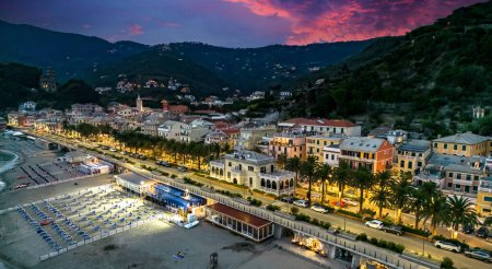 Foto de Vista aérea de Moneglia, un complejo turístico en la Riviera di Levante, Liguria, Ital - Imagen libre de derechos