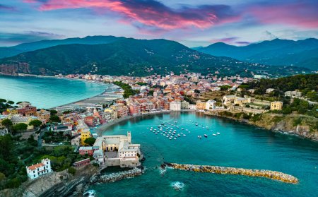 Téléchargez les photos : Vue aérienne de la baie du Silence à Sestri Levante, Ligurie, Italie - en image libre de droit