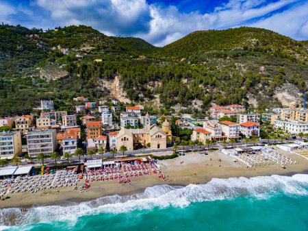 Vista aérea de Varigotti en la Riviera italiana en la provincia de Savona, Liguria, Italia