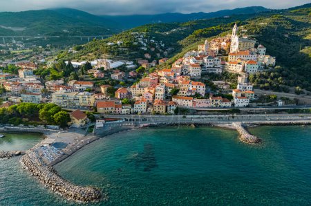 Téléchargez les photos : Vue aérienne du village de Cervo sur la Riviera italienne dans la province d'Imperia, Ligurie, Italie - en image libre de droit