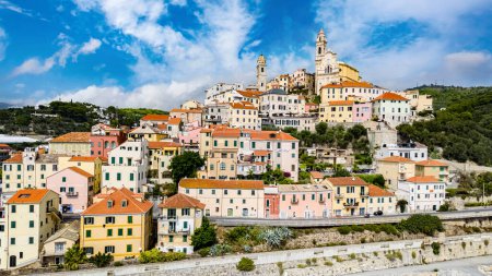Téléchargez les photos : Vue aérienne du village de Cervo sur la Riviera italienne dans la province d'Imperia, Ligurie, Italie - en image libre de droit