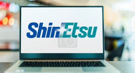 Foto de POZNAN, POL - DEC 28, 2022: Laptop computer displaying logo of Shin-Etsu Chemical, the largest chemical company in Japan - Imagen libre de derechos