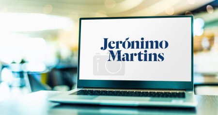 Foto de POZNAN, POL - NOV 22, 2022: Laptop computer displaying logo of Jeronimo Martins, a Portuguese corporate group that operates in food distribution and specialised retail - Imagen libre de derechos