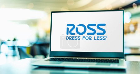 Téléchargez les photos : POZNAN, POL - NOV 22, 2022 : Ordinateur portable affichant le logo de Ross Stores, une chaîne de grands magasins à prix réduits basée à Dublin, Californie, États-Unis - en image libre de droit
