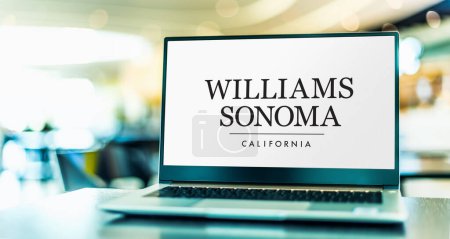 Foto de POZNAN, POL - NOV 22, 2022: Laptop computer displaying logo of Williams-Sonoma, an American  consumer retail company that sells kitchenware and home furnishings - Imagen libre de derechos