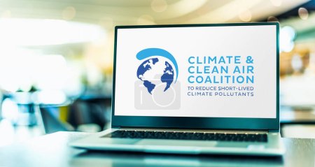 Téléchargez les photos : POZNAN, POL - NOV 22, 2022: Laptop computer displaying logo of The Climate and Clean Air Coalition to Reduce Short-Lived Climate Pollutants (CCAC) - en image libre de droit