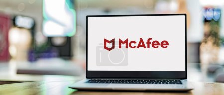 Téléchargez les photos : POZNAN, POL - 7 avril 2022 : Ordinateur portable affichant le logo de McAfee, une société mondiale de logiciels de sécurité informatique basée à Santa Clara, Californie, États-Unis - en image libre de droit