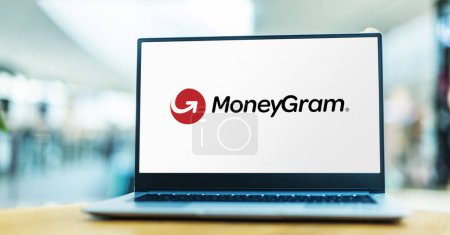 Foto de POZNAN, POL - 12 DE JUN DE 2021: Computadora portátil que muestra el logotipo de MoneyGram International, Inc., una compañía de transferencia de dinero con sede en Dallas, Texas, EE.UU. - Imagen libre de derechos
