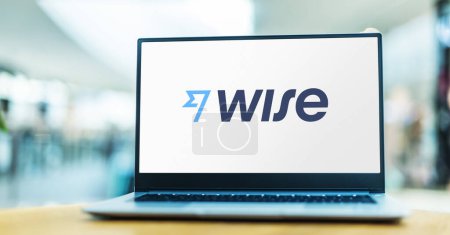 Foto de POZNAN, POL - 12 de junio de 2021: Computadora portátil que muestra el logotipo de Wise, una empresa de tecnología financiera con sede en Londres fundada en 2011 - Imagen libre de derechos