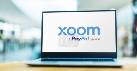 Foto de POZNAN, POL - 12 de junio de 2021: Computadora portátil que muestra el logotipo de Xoom, un proveedor de transferencias o remesas de fondos electrónicos - Imagen libre de derechos