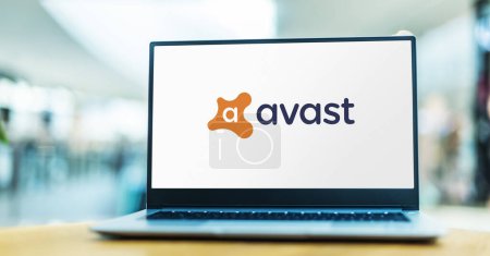 Foto de POZNAN, POL - 12 de junio de 2021: Computadora portátil con el logotipo de Avast, una multinacional checa de software de ciberseguridad con sede en Praga, República Checa - Imagen libre de derechos