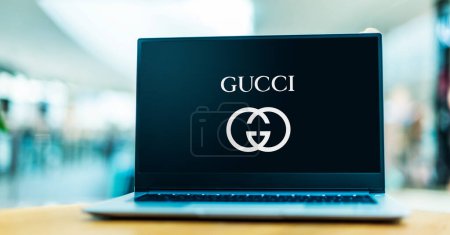 Téléchargez les photos : POZNAN, POL - 12 JUIN 2021 : Ordinateur portable affichant le logo de Gucci, une marque italienne de luxe de la mode et des articles en cuir - en image libre de droit
