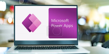 Foto de POZNAN, POL - 24 de mayo de 2022: Ordenador portátil que muestra el logo de Microsoft Power Apps - Imagen libre de derechos