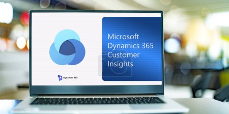Foto de POZNAN, POL - 24 de mayo de 2022: Computadora portátil que muestra el logotipo de Microsoft Dynamics 365 Customer Insights - Imagen libre de derechos
