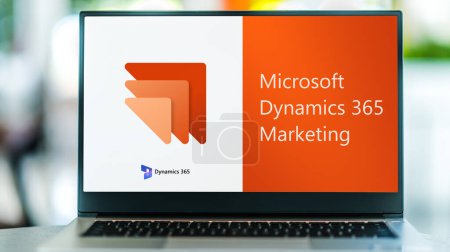 Foto de POZNAN, POL - 9 DE ABR DE 2022: Computadora portátil que muestra el logotipo de Microsoft Dynamics 365 Marketing - Imagen libre de derechos