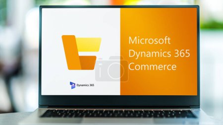 Foto de POZNAN, POL - 9 DE ABR DE 2022: Ordenador portátil que muestra el logo de Microsoft Dynamics 365 Commerce - Imagen libre de derechos
