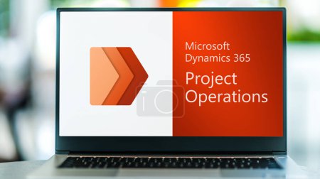 Foto de POZNAN, POL - 24 de mayo de 2022: Computadora portátil que muestra el logotipo de Microsoft Dynamics 365 Project Operations - Imagen libre de derechos