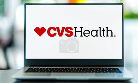 Foto de POZNAN, POL - 28 de junio de 2022: Computadora portátil que muestra el logotipo de CVS Health Corporation, una empresa de salud estadounidense propietaria de CVS Pharmacy, una cadena de farmacias minoristas - Imagen libre de derechos