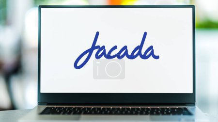 Foto de POZNAN, POL - 28 de junio de 2022: Computadora portátil que muestra el logotipo de Jacada, una empresa de software y servicios especializada en automatizar y simplificar las operaciones de servicio al cliente - Imagen libre de derechos