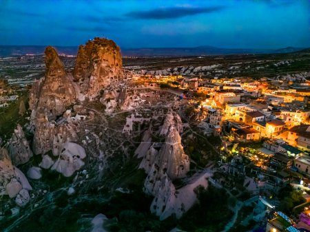 Téléchargez les photos : Vue du château d'Uchisar dans la province de Nevsehir en Cappadoce, Turquie après le coucher du soleil - en image libre de droit