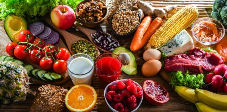 Foto de Una variedad de productos alimenticios que representan una dieta equilibrada - Imagen libre de derechos