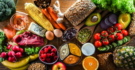 Foto de Una variedad de productos alimenticios que representan una dieta equilibrada - Imagen libre de derechos